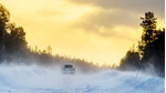 Bil på isig landsväg