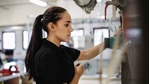 Kvinna i industrimiljö
