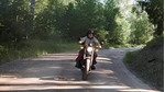 Man på motorcykel på landsväg