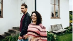 Man och kvinna vid hus