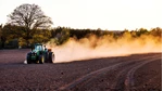 Traktor på åker