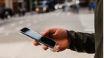 Hand håller i mobil