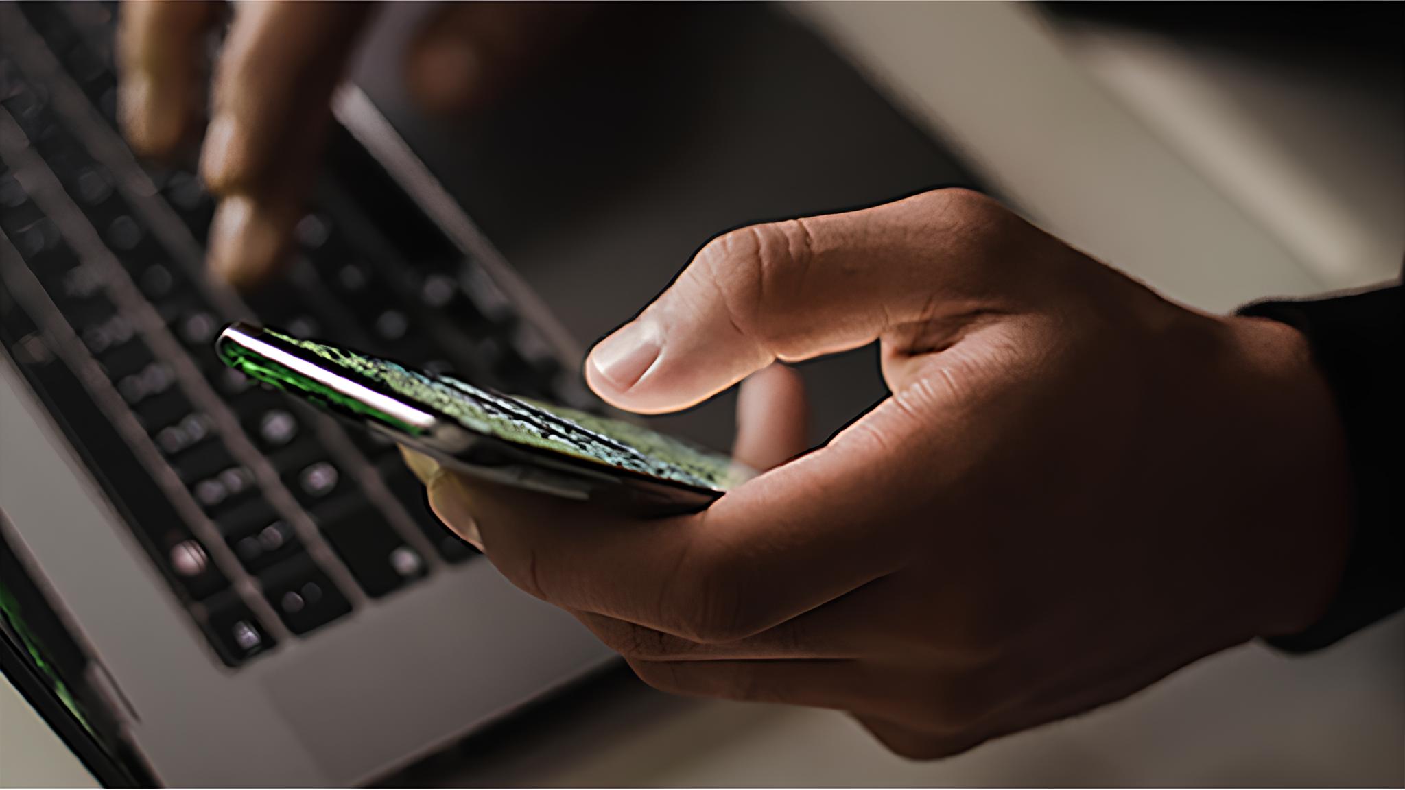 Arbetar med mobil och dator