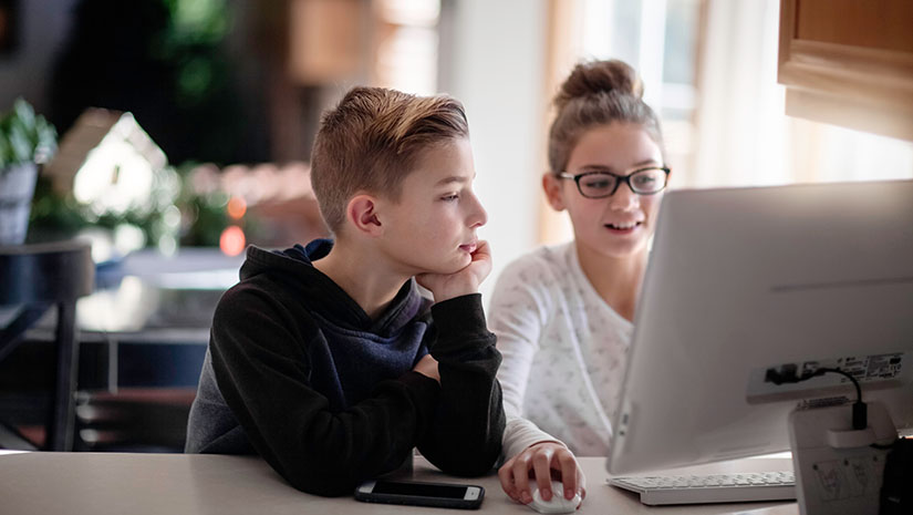 Två pojkar vid dator