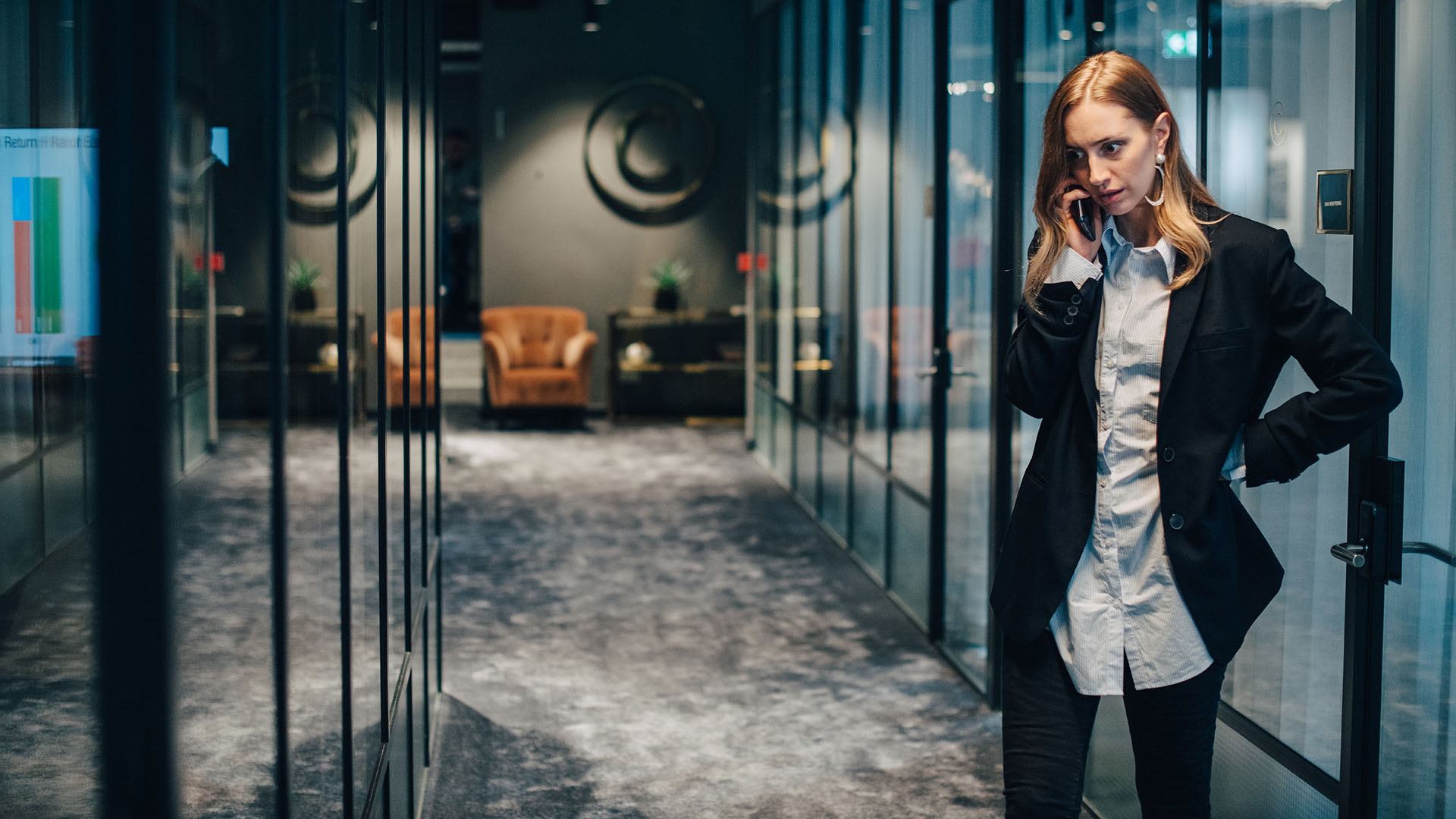 Kvinna pratar i mobil