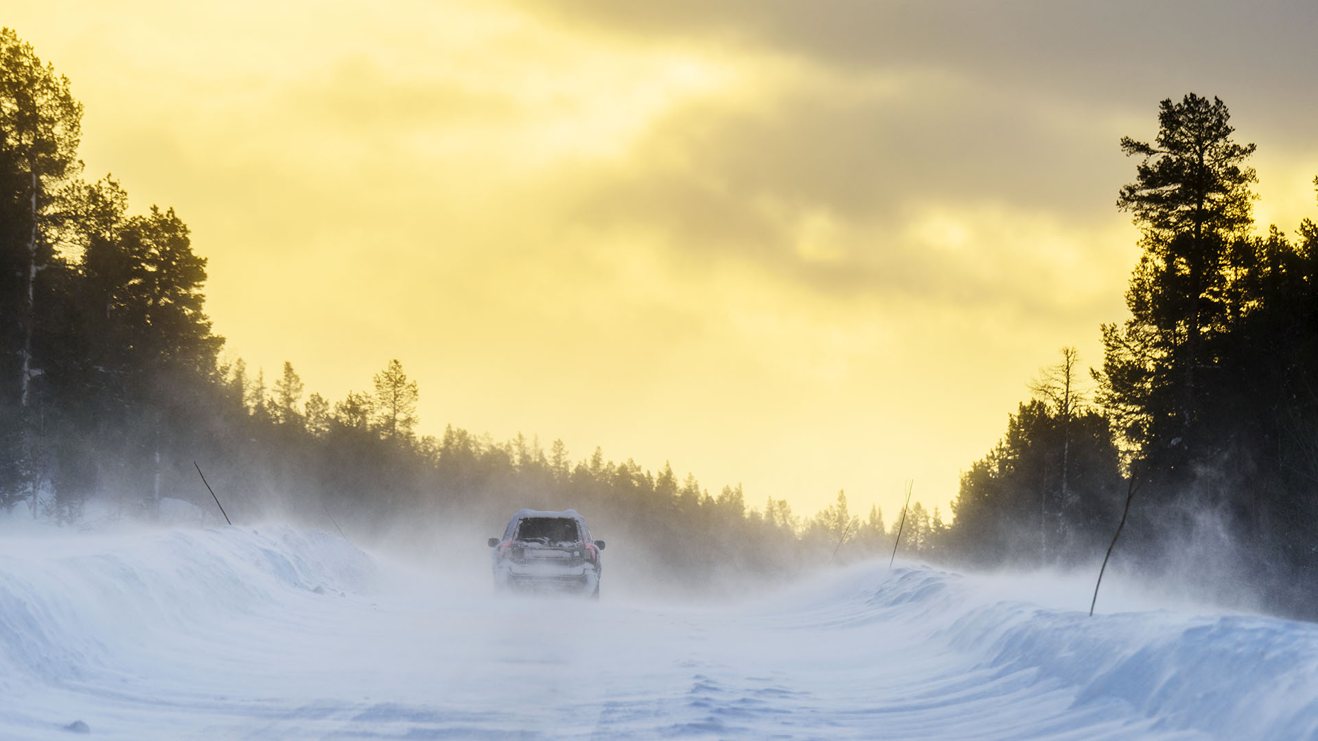 Bil på isig landsväg
