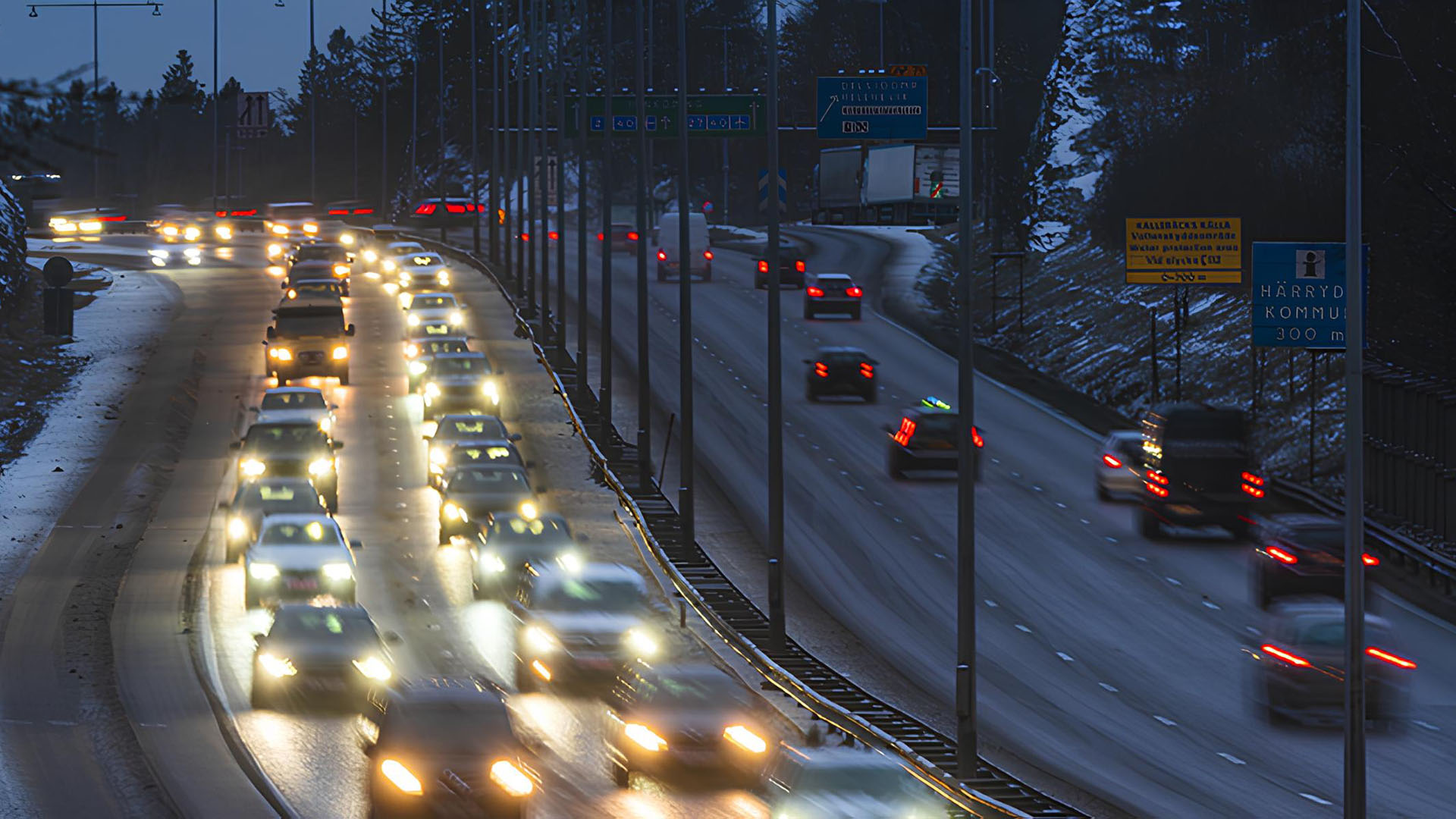 Motorväg i skymningen