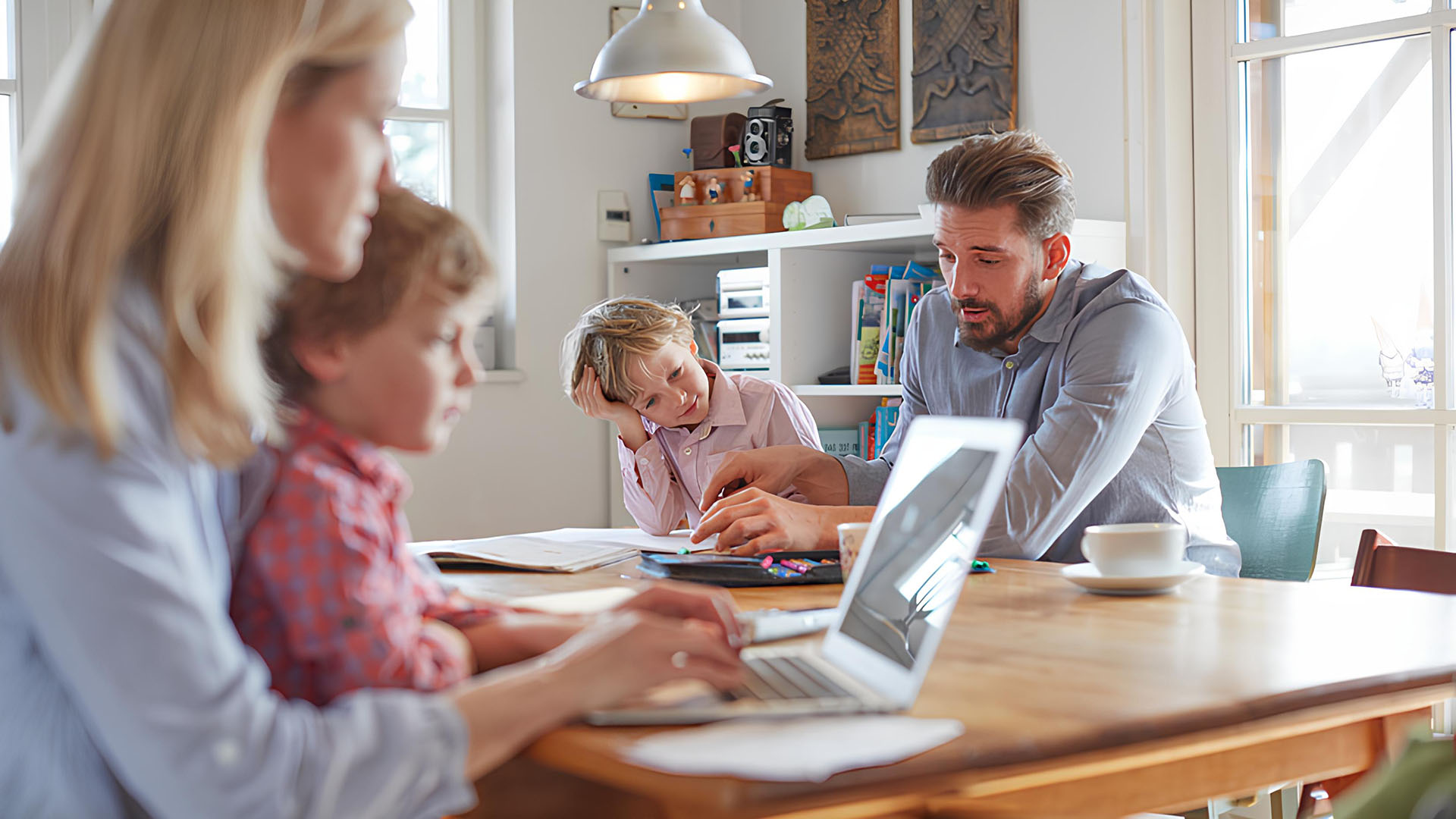 Familj vid frukostbord