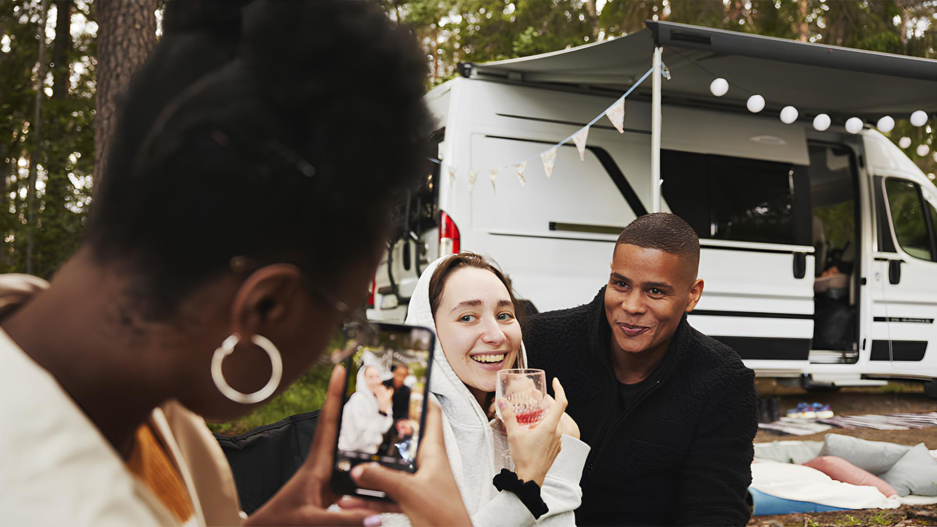 Glada människor vid husbil