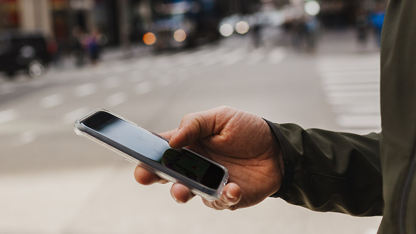 Hand håller i mobil