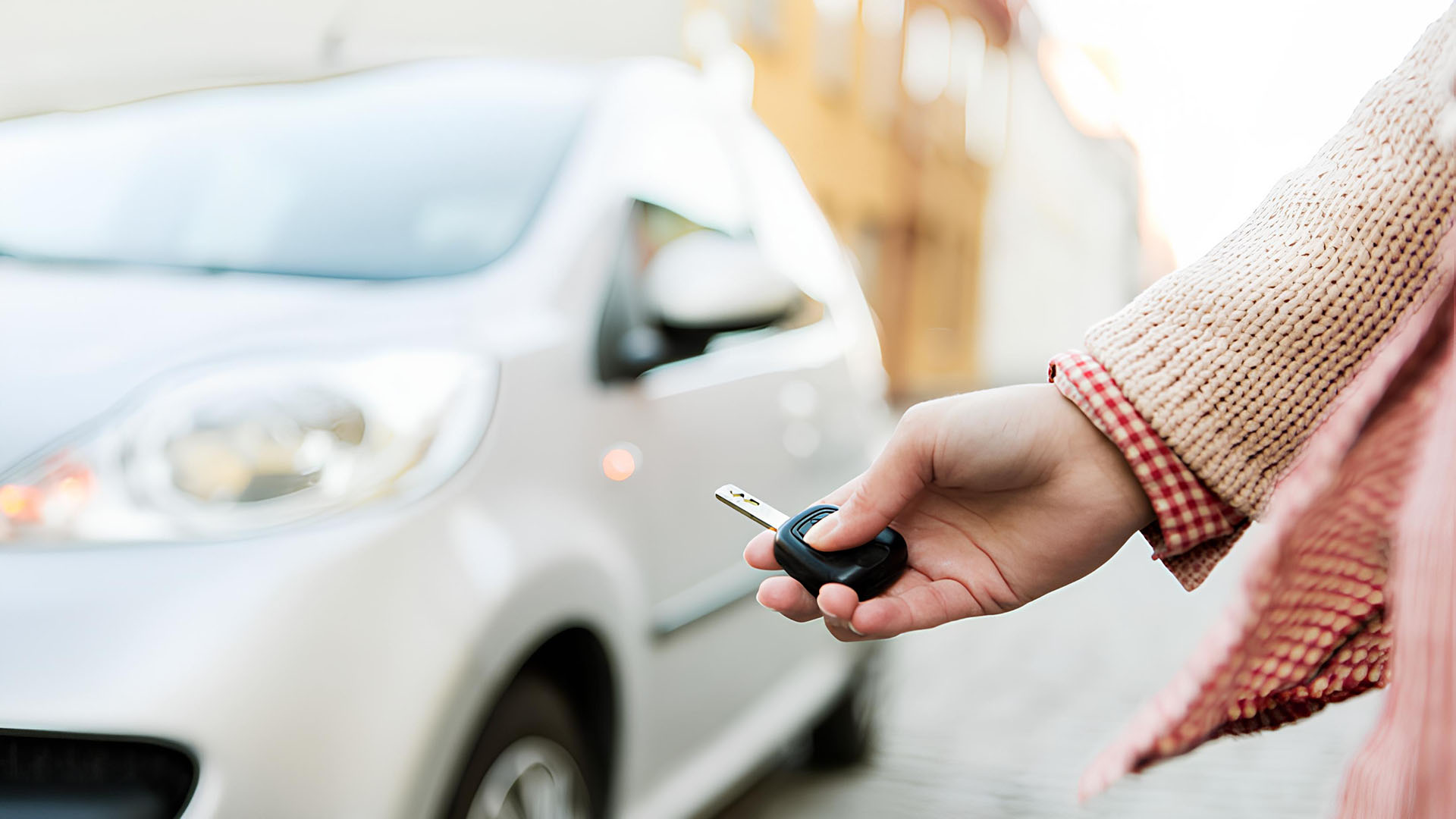 Hand håller i bilnycklar