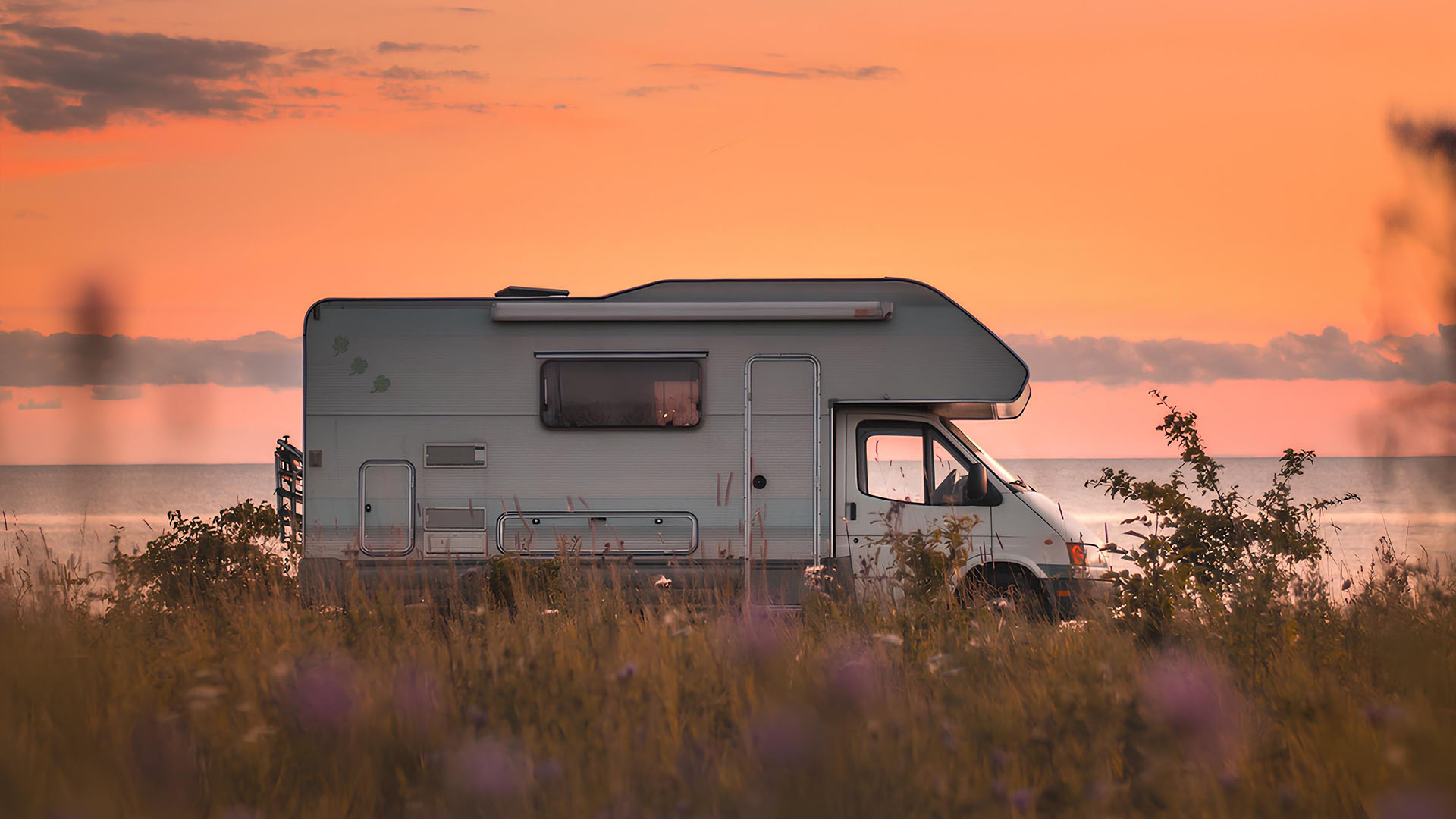 Husvagn i solnedgång
