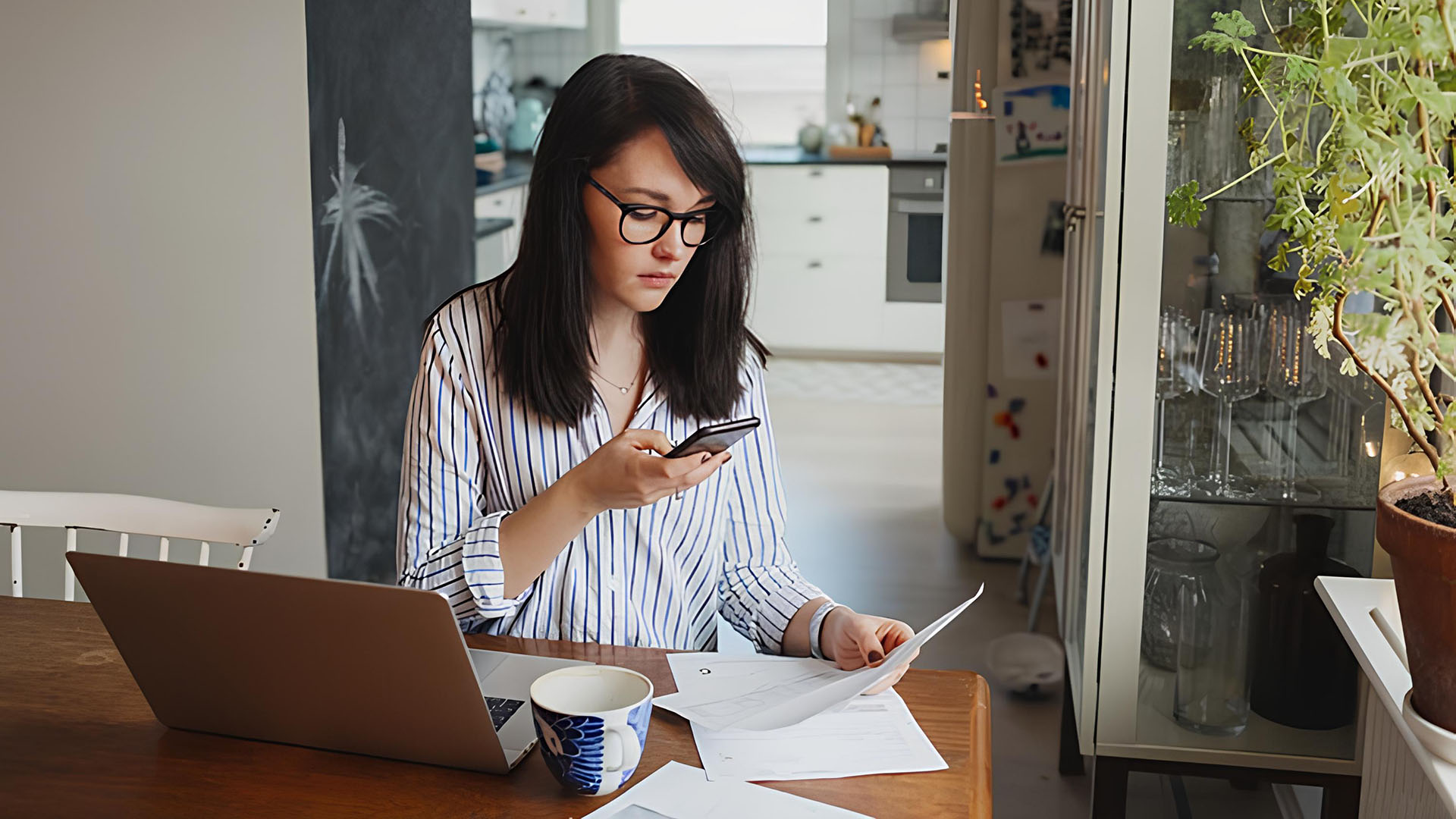 Kvinna arbetar med papper