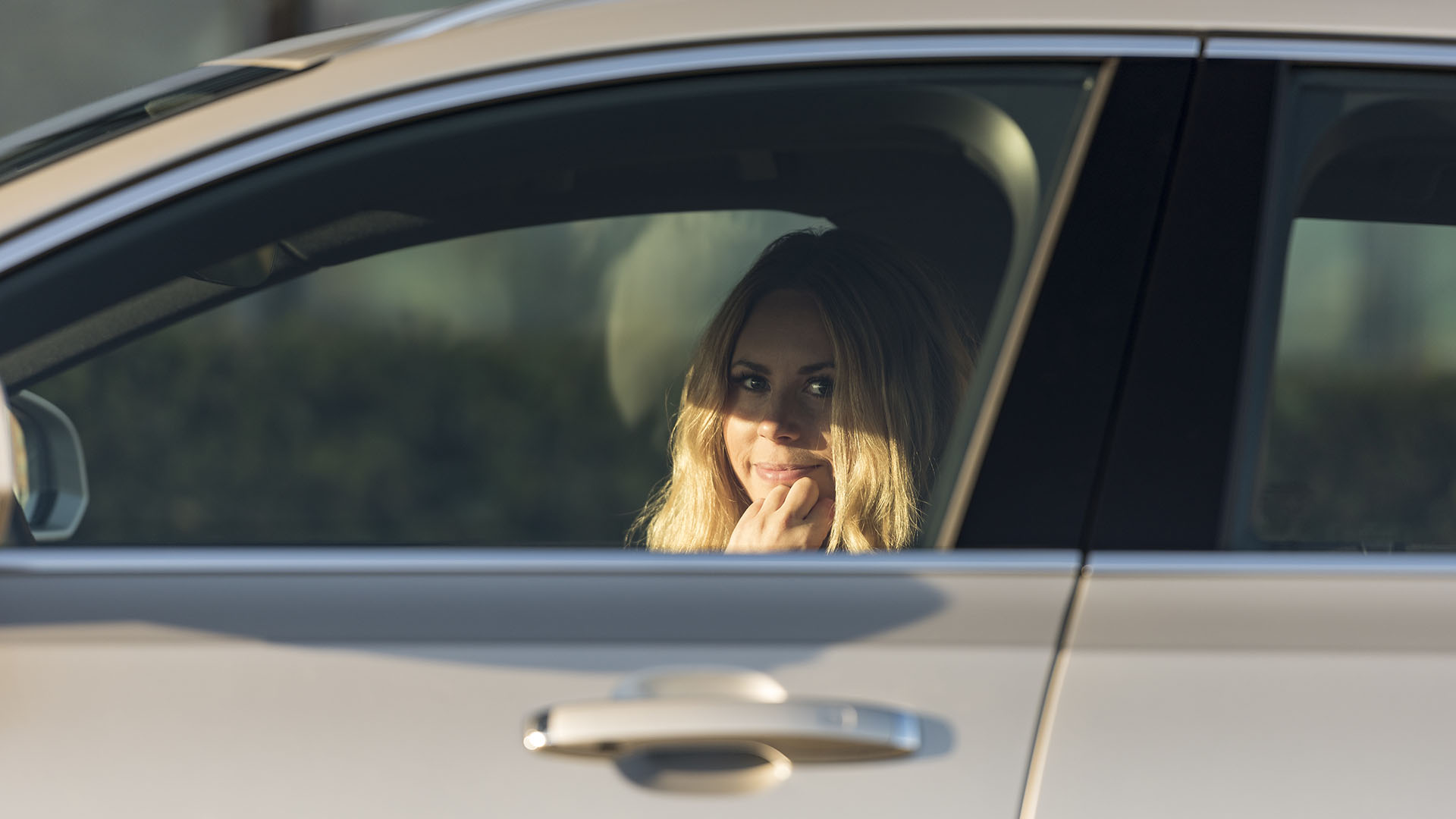 Kvinna bakom ratten i bil