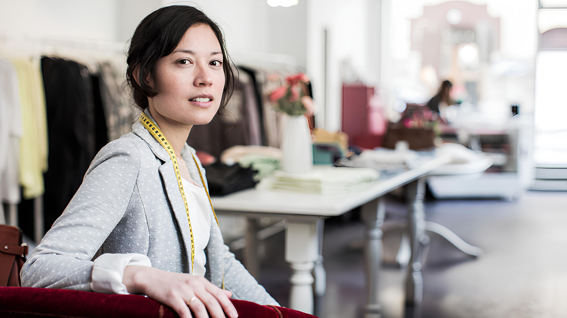 Kvinna i designstudio