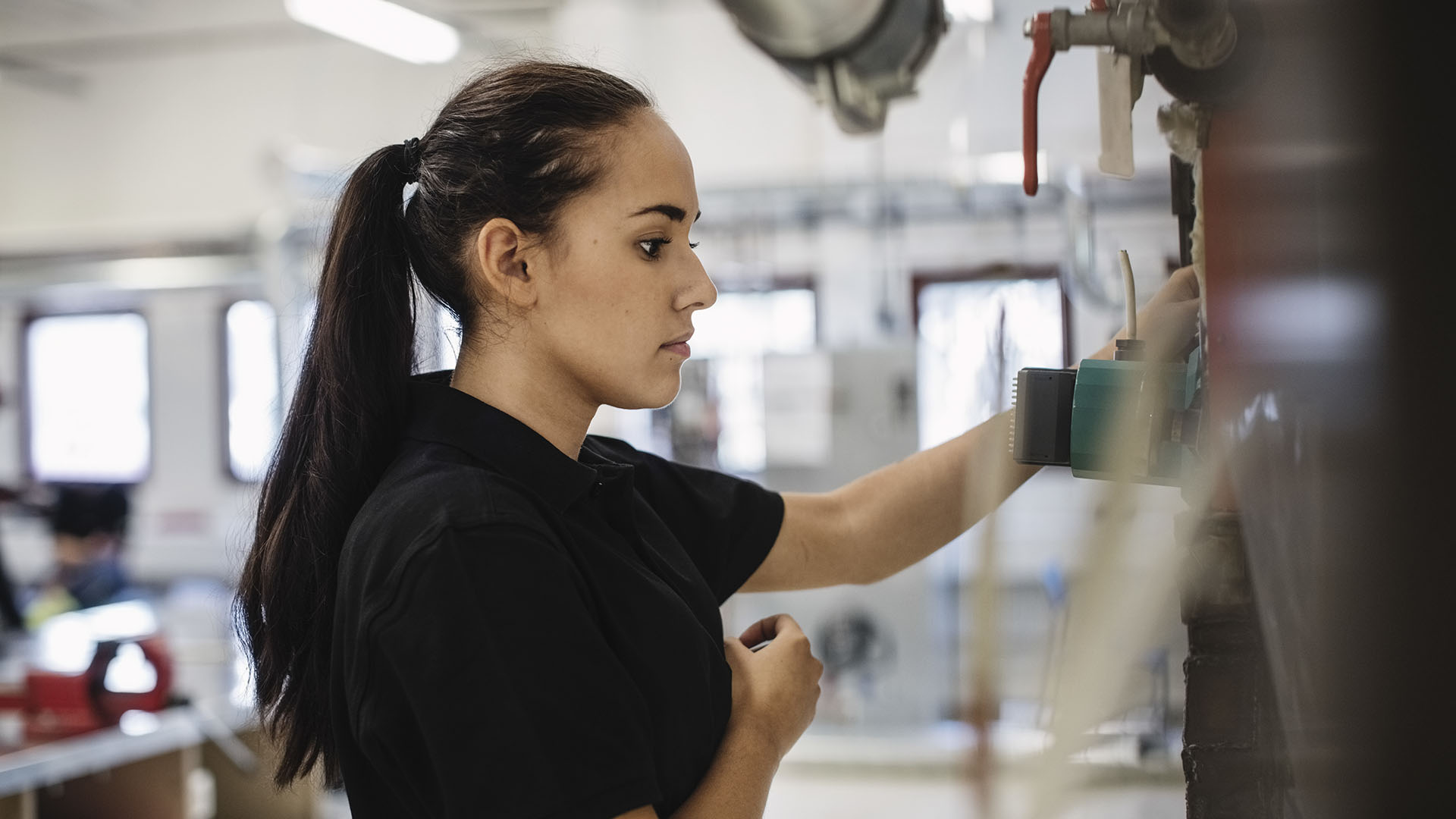 Kvinna i industrimiljö