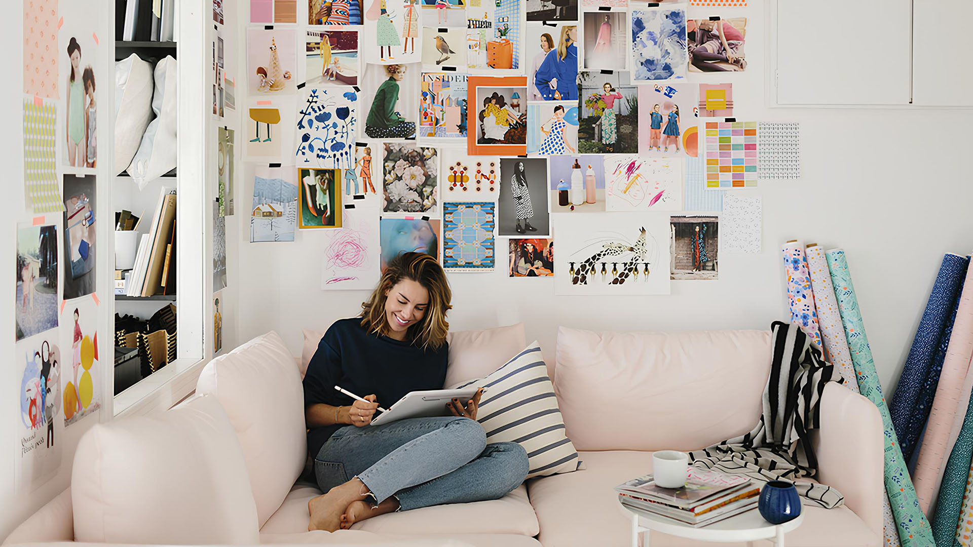 Kvinna med ipad i soffa