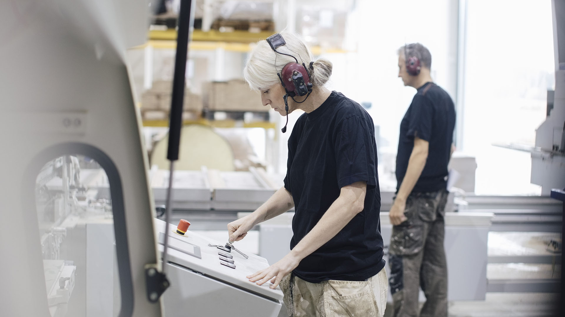 Kvinnor och män i verkstad