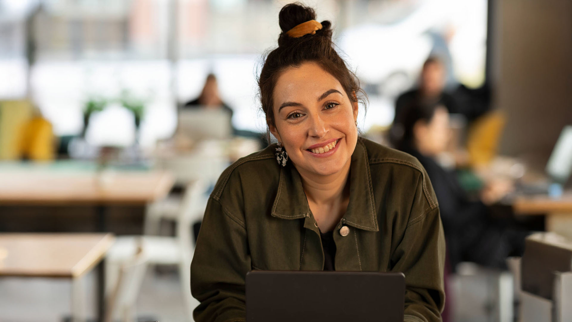 Kvinna vid dator på kontor