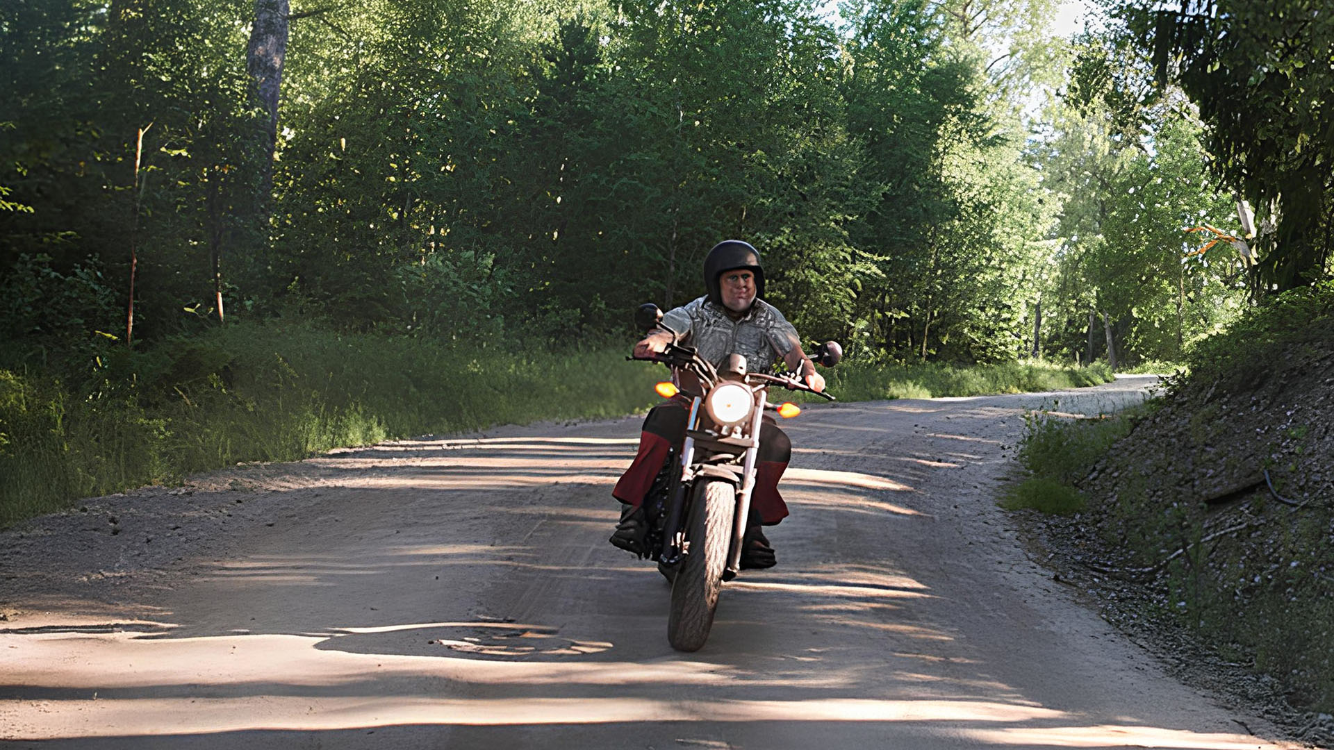 Man på motorcykel på landsväg