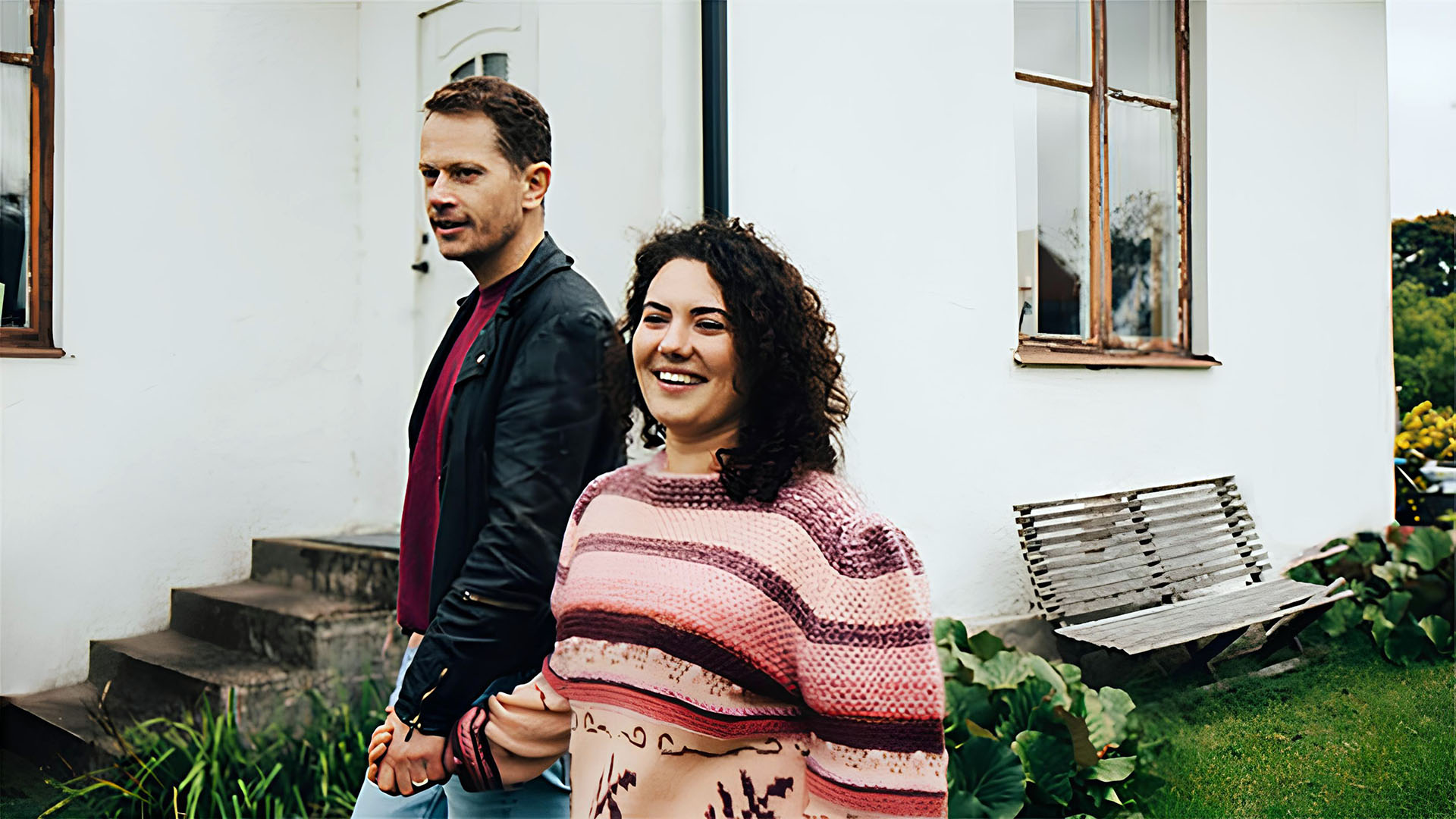 Man och kvinna vid hus