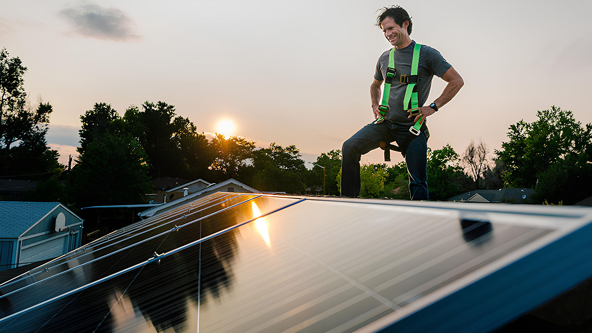 Man arbetar på tak med solceller