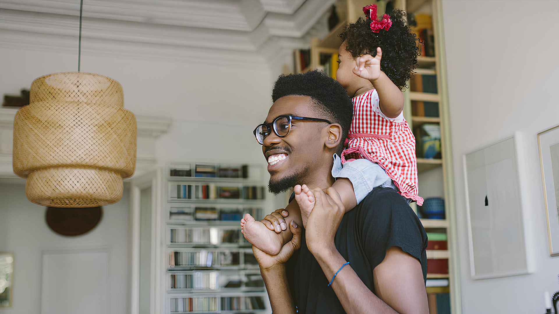 Pappa med dotter på axlarna