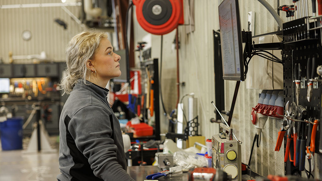 Tjejer i reparationsverkstad