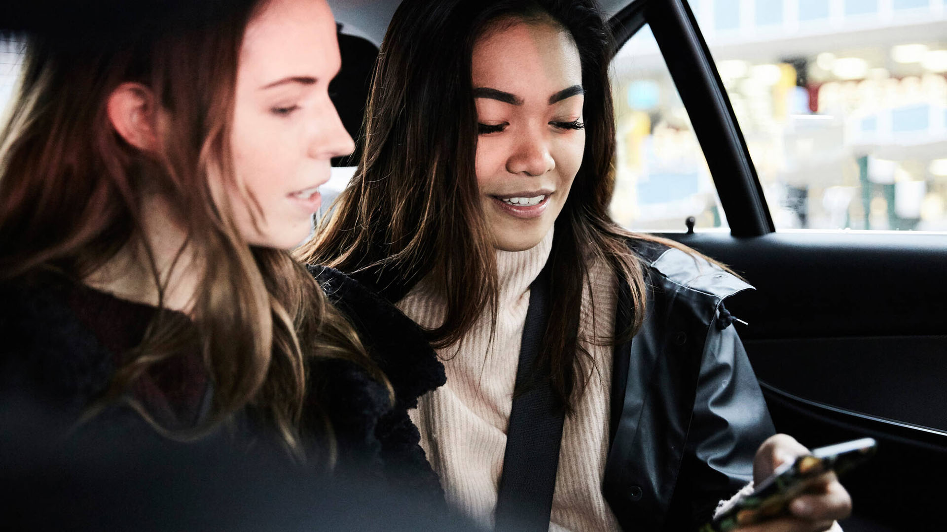 Tjejer kollar i mobil