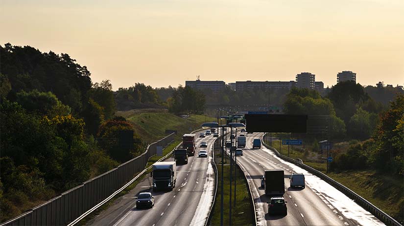 Bilar på motorväg i skymningen