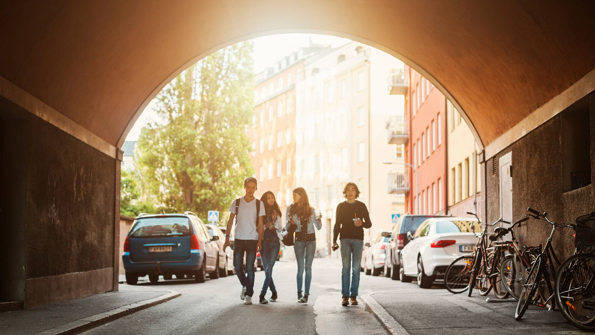 Ungdomar i tunnel