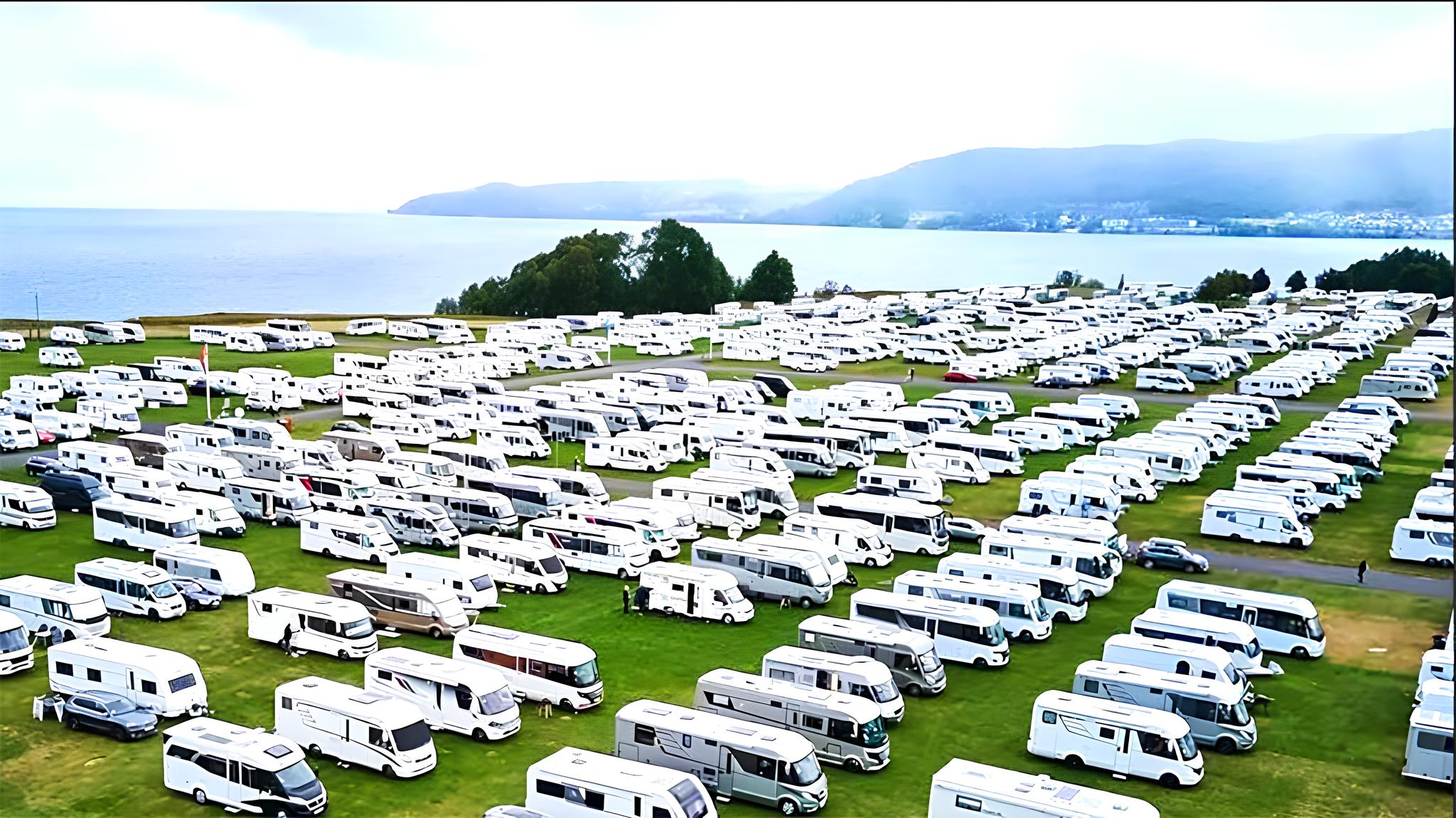 Fält med husbilar och husvagnar